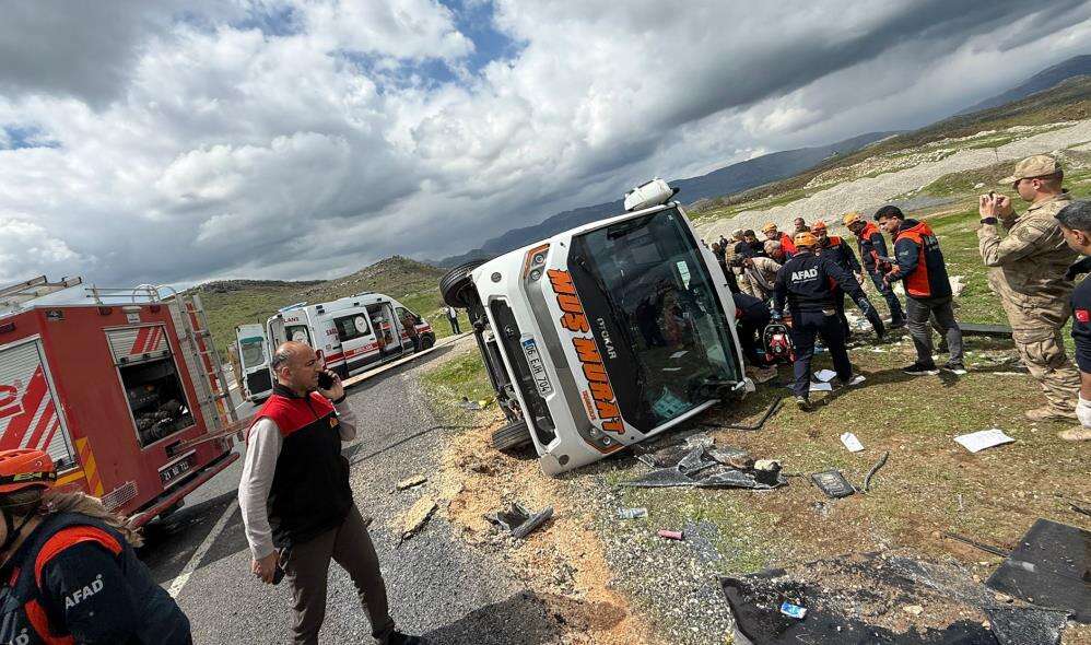 Yolcu otobüsü devrildi! Ölü ve çok sayıda yaralı var 4